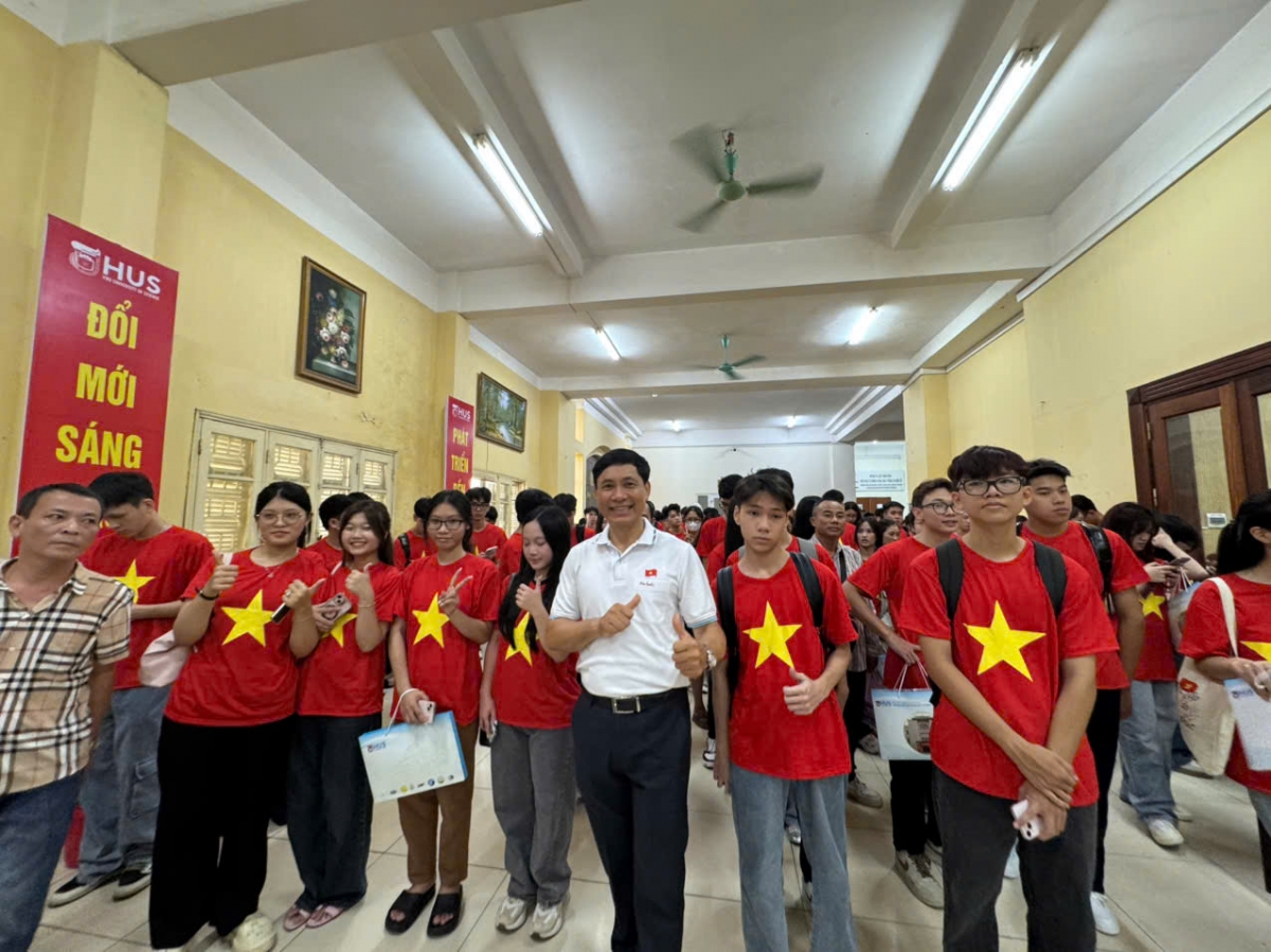 PGS.TS Phạm Quang Tuấn, Chủ tịch Hội đồng khoa học và đạo tạo khoa Địa lý và các tân sinh viên khoa Địa lý (Ảnh: Thu Lương)